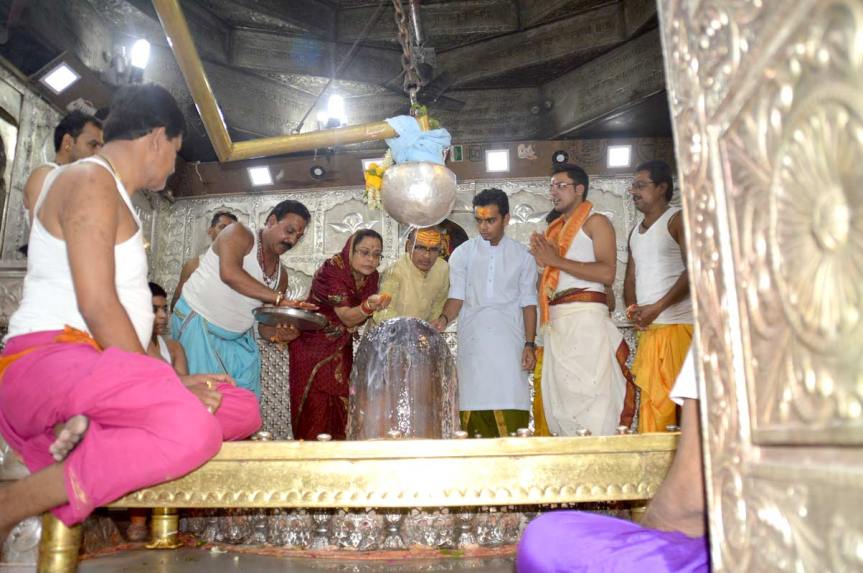 मुख्यमंत्री श्री चौहान द्वारा महाकाल मंदिर में सपरिवार पूजन